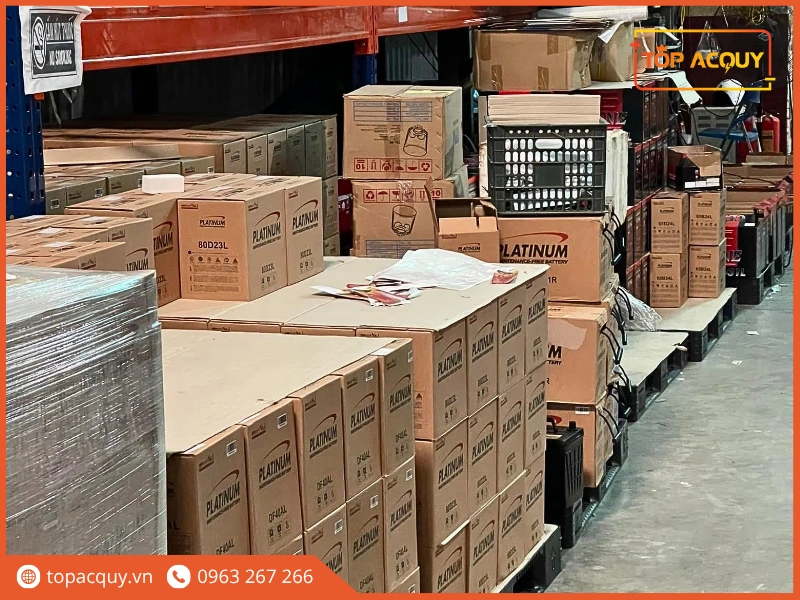 Khu vực kho bãi bảo quản và tập kết các dòng ắc quy ô tô nhập khẩu tại TOPACQUY