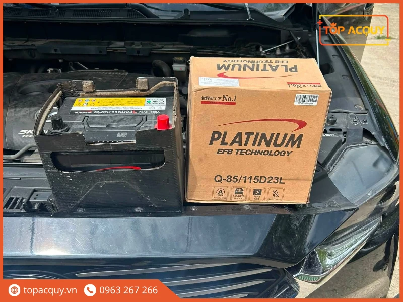Chuẩn bị thay lắp ắc quy Platinum EFB Q-85 115D23L trên xe Mazda