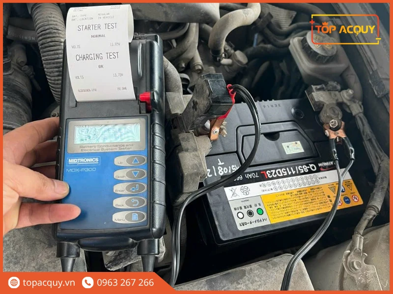 Kỹ thuật viên đo kiểm dòng sạc bình Platinum EFB Q-85 bằng máy Midtronics