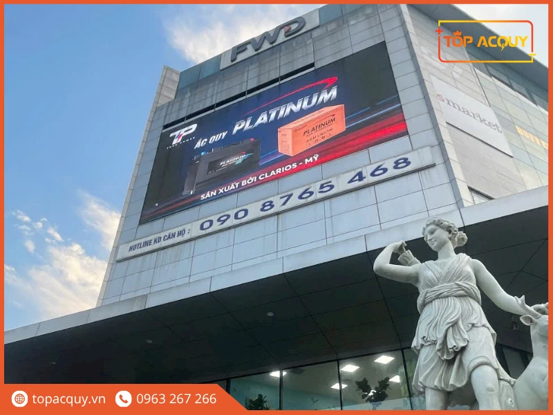 Biển quảng cáo thương hiệu ắc quy Platinum chính hãng Clarios tại tòa nhà