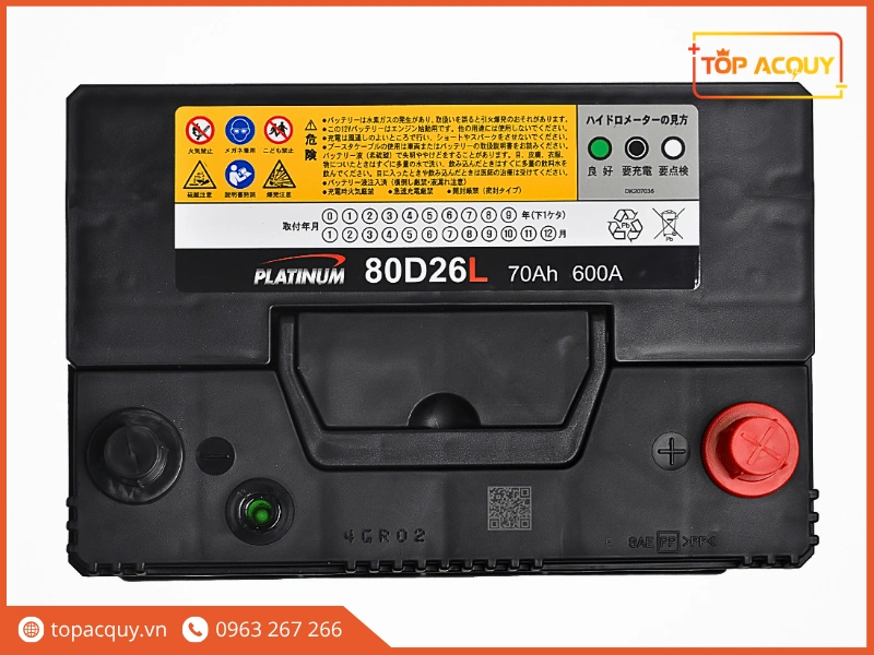 Mặt trên nắp bình Platinum 80D26L hiển thị mắt thần kiểm tra và sơ đồ bố trí cọc Trái L