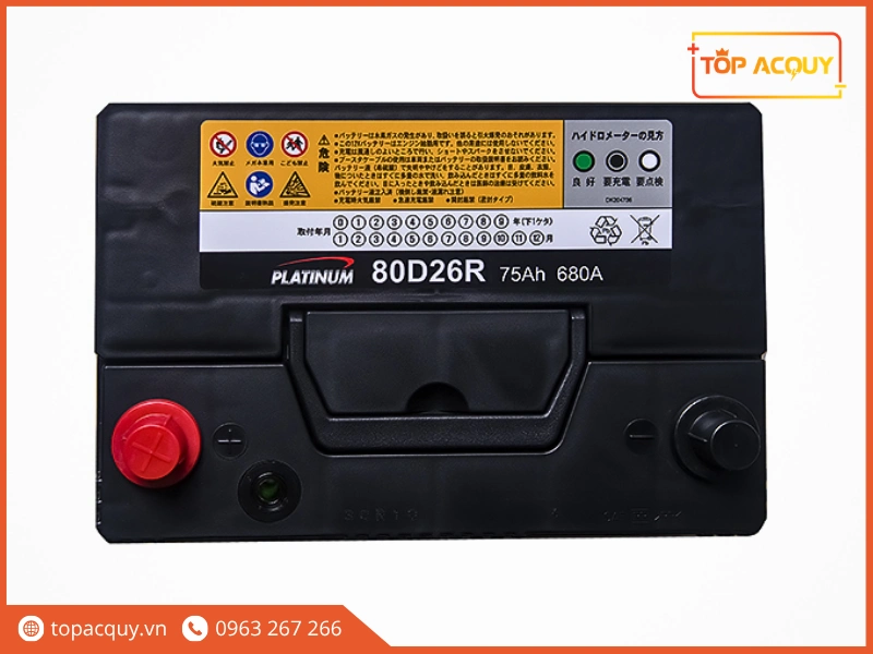 Mặt trên nắp bình Platinum 80D26R hiển thị mắt thần quang học và thông số xả 680A CCA