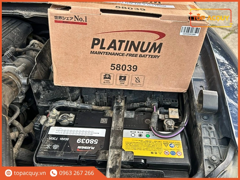 Thực tế thay lắp bình ắc quy Platinum 58039 cố định chắc chắn trong khoang máy ô tô