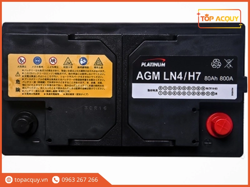 Cận cảnh mặt nắp bình Platinum AGM LN4 H7 với tem thông số 80Ah 800A CCA và cọc chìm