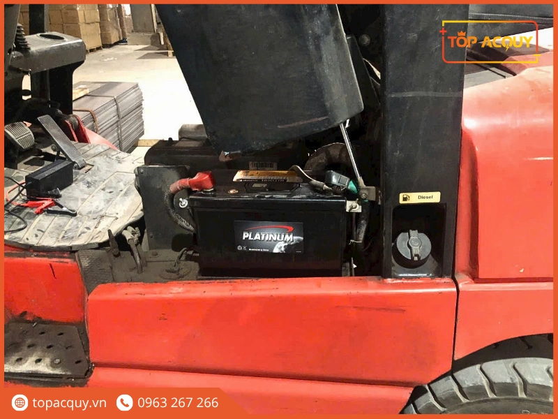 Thực tế lắp đặt ắc quy Platinum cọc thuận khởi động bền bỉ trên xe nâng động cơ diesel