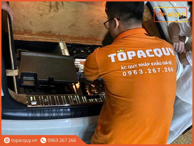 Kỹ thuật viên TOPACQUY tiến hành thay lắp ắc quy chuyên nghiệp tận nơi cho khách hàng