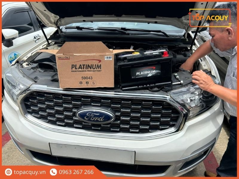Kỹ thuật viên thao tác thay bình Platinum 59043 trên xe ô tô Ford