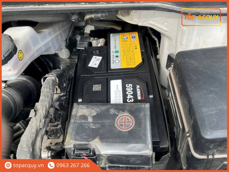 Ắc quy Platinum 59043 lắp đặt gọn gàng và khóa cọc an toàn