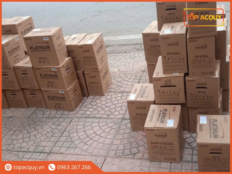 Các kiện hàng ắc quy ô tô Platinum tập kết giao khách tại Topacquy