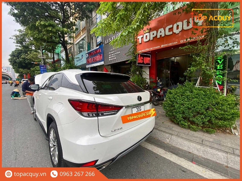 Kỹ thuật viên TOPACQUY thay lắp và kiểm tra ắc quy trực tiếp cho xe sang Lexus tại cơ sở Nguyễn Chí Thanh