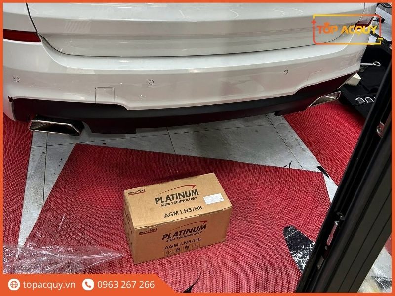 Thùng ắc quy Platinum AGM LN5 H8 chuẩn bị thay thế cho vị trí hộc bình phía sau xe BMW