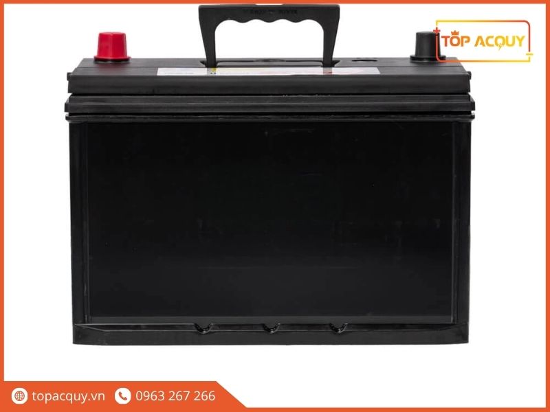 Thiết kế vỏ nhựa chống va đập và tay cầm chịu lực của ắc quy Solite CMF105D31L nhập khẩu từ Hàn Quốc