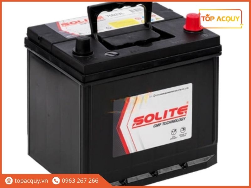 Bố trí 2 cực tiếp xúc chuẩn cọc R (cọc nghịch) cùng hệ thống cảnh báo an toàn trên nắp bình Solite 90Ah