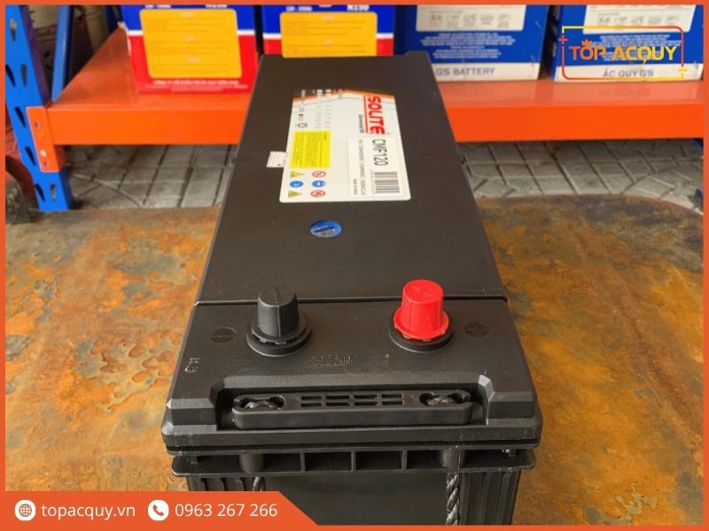 Thiết kế mặt trên nắp bình ắc quy Solite CMF120 với hệ thống 2 cọc nổi và mắt thần kiểm tra tình trạng điện áp