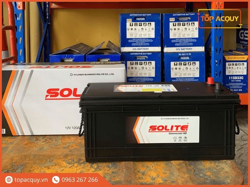 Khối ắc quy tải nặng Solite CMF120 12V 120Ah đặt cạnh thùng bao bì chính hãng