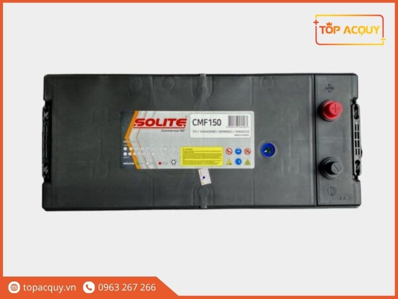 Bố cục mặt nắp bình Solite CMF150 với mắt thần kiểm tra điện giải và hai đầu cọc cắm phân cực rõ ràng