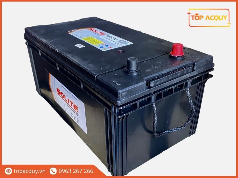 Cận cảnh cấu trúc vỏ nhựa chịu lực đúc gân tăng cứng và quai xách dây bện chắc chắn của ắc quy Solite 200Ah