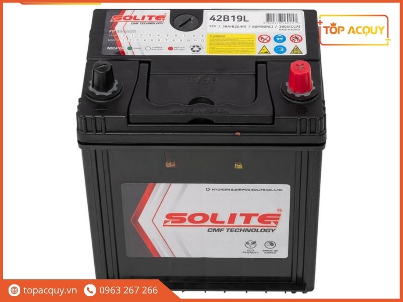 Chi tiết mặt trên ắc quy Solite CMF 42B19L thể hiện thông số 12V 38Ah RC60min và mắt thần kiểm tra