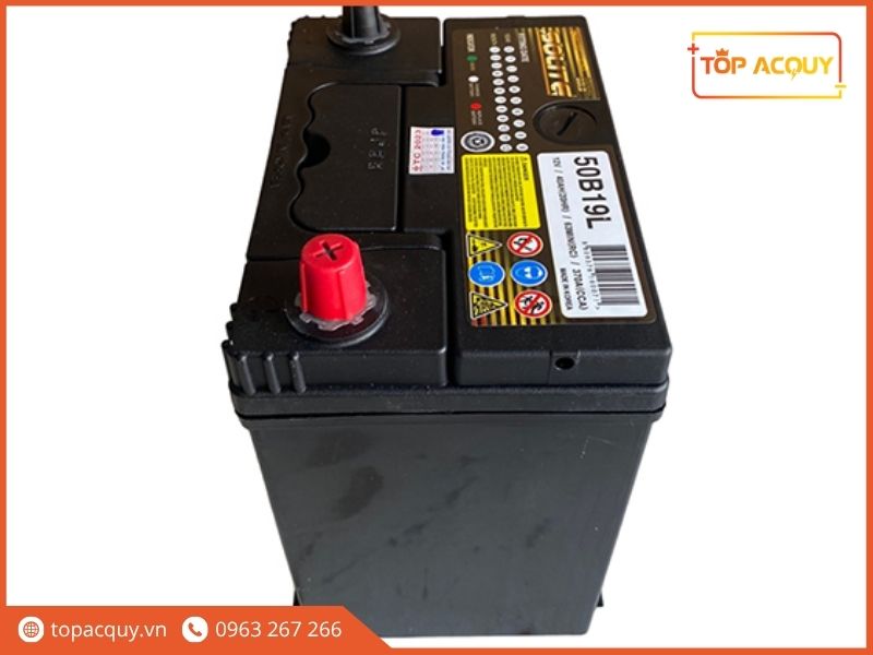 Cận cảnh chi tiết cọc dương màu đỏ và tem bảo hành của bình ắc quy Solite CMF50B19L chính hãng