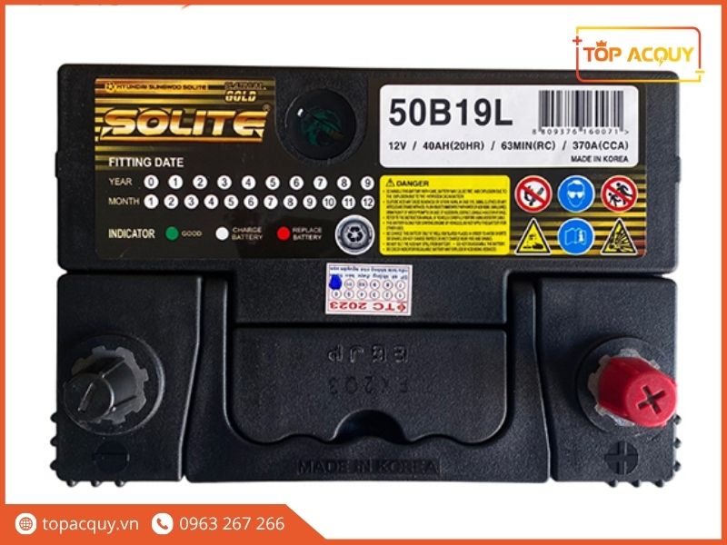 Chi tiết mặt trên ắc quy Solite CMF 50B19L thể hiện rõ thông số 12V 40Ah và các cảnh báo an toàn