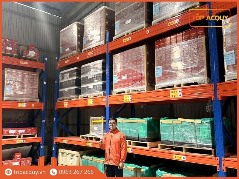 Nhân viên TOPACQUY kiểm tra lưu kho các lô bình ắc quy Solite nhập khẩu xếp trên kệ pallet