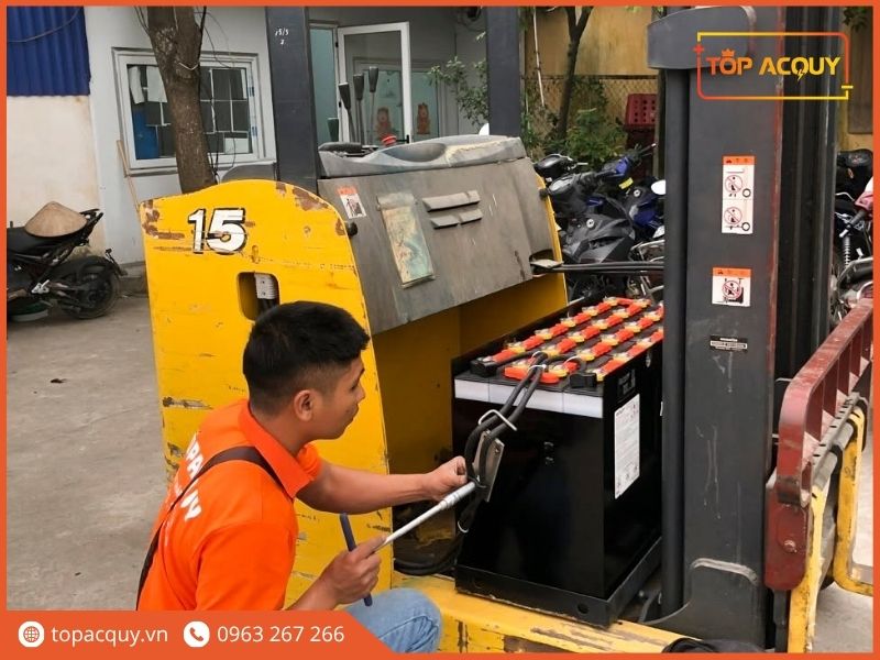 Dịch vụ kiểm tra kết nối đầu dây và lắp đặt bình ắc quy chuyên nghiệp tại TOPACQUY