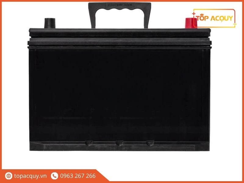 Hình ảnh ắc quy Solite 12V 70Ah từ góc nhìn ngang, vỏ đen chắc chắn
