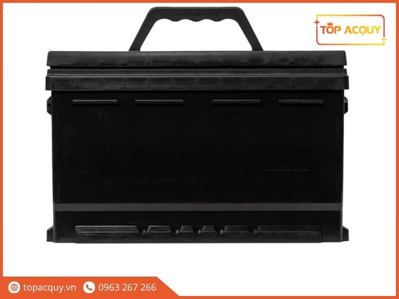 Kết cấu mặt lưng vỏ nhựa đúc chịu va đập kèm tay xách tiện dụng của ắc quy Solite CMF75D23L 12V 65Ah