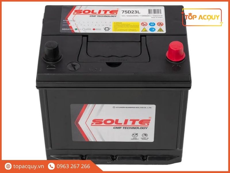 Bố cục cực dương bên trái chuẩn cọc L cùng bảng chỉ thị dung lượng trực quan trên nắp bình Solite CMF75D23L