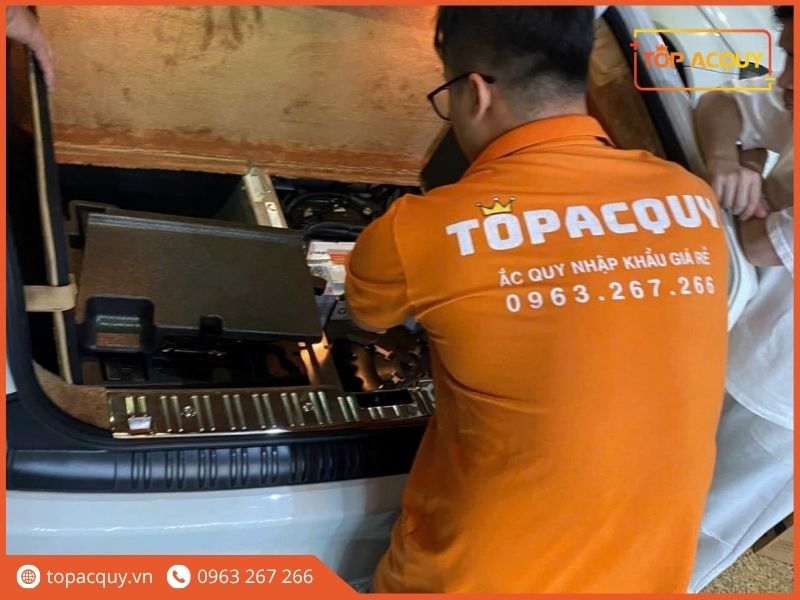 Kỹ thuật viên kiểm tra hệ thống dây dẫn chuyên nghiệp tại TOPACQUY