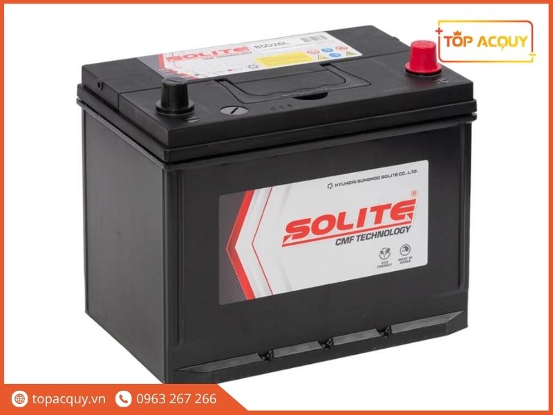 Cận cảnh thiết kế góc cạnh bình ắc quy khô miễn bảo dưỡng Solite CMF Technology nhập khẩu Hàn Quốc