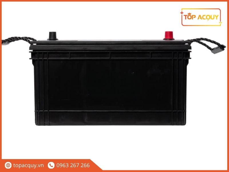 Phần thân sau liền khối cứng cáp và hệ thống quai nâng di chuyển tiện lợi của ắc quy Solite 100Ah