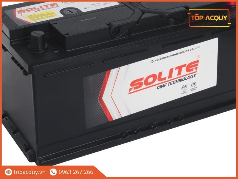 Cận cảnh tem nhận diện thương hiệu và cấu trúc vỏ bình ắc quy Solite DIN100 CMF60038 12V 100Ah