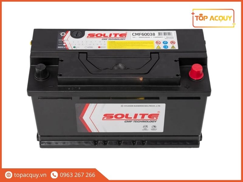 Chi tiết mặt trên bình ắc quy Solite CMF60038 thể hiện dòng khởi động EN780A và mắt thần báo tình trạng nạp điện