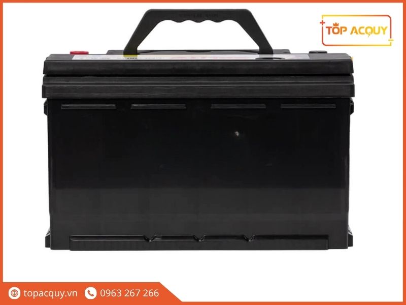 Thiết kế mặt sau vỏ nhựa đúc chịu nhiệt kết hợp tay xách gập gọn tiện dụng của ắc quy Solite DIN 100Ah
