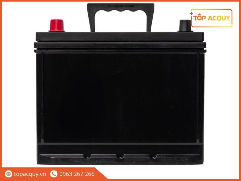 Thiết kế mặt sau bình ắc quy Solite DIN 55Ah với lớp vỏ nhựa đen chịu nhiệt và quai cầm gập mở tiện lợi