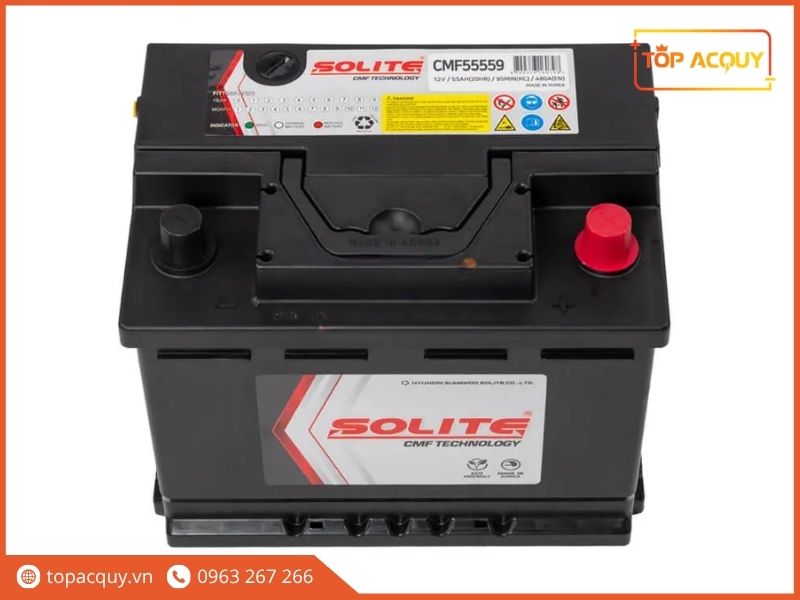 Bề mặt bình ắc quy Solite CMF55559 hiển thị tem thông số kỹ thuật chi tiết cùng nắp che bảo vệ cực điện