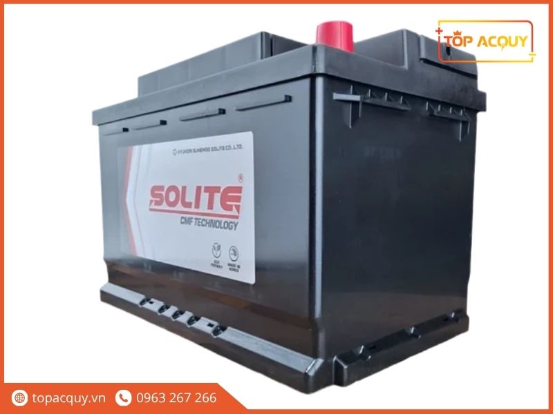Thiết kế gờ đáy chống trượt và cấu trúc vỏ nhựa kín khí chịu lực của bình ắc quy Solite 62Ah