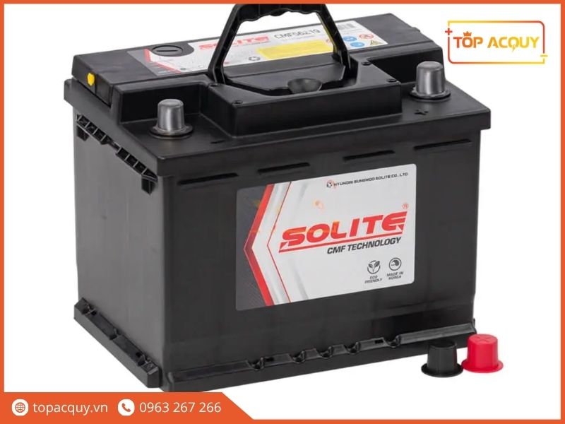 Cận cảnh hai cọc chì tiêu chuẩn DIN chống rò rỉ điện của bình ắc quy Solite CMF56219 kèm quai cầm tiện dụng