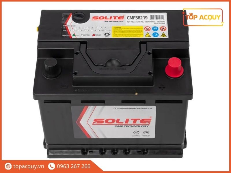 Mặt trên bình ắc quy Solite DIN62 hiển thị mắt thần theo dõi tình trạng điện áp và bảng hướng dẫn an toàn kỹ thuật