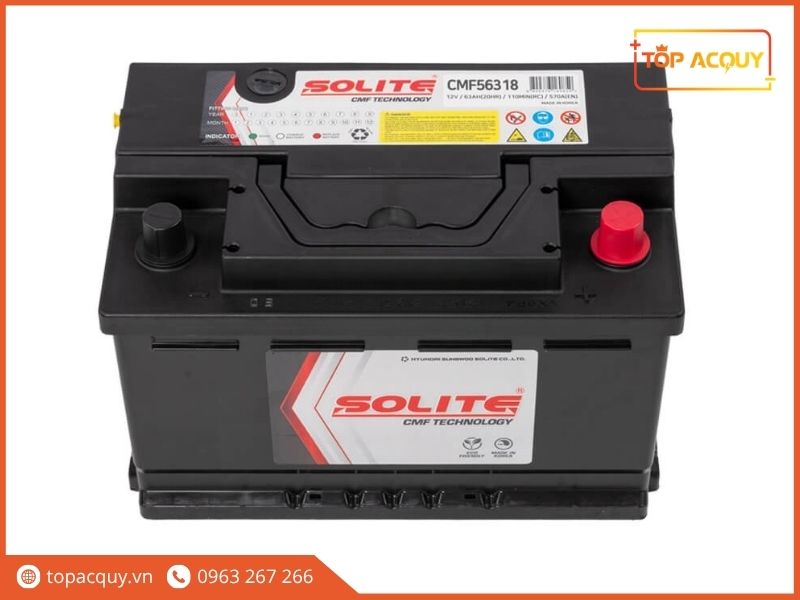 Chi tiết bề mặt nắp bình ắc quy Solite CMF56318 với thông số 12V 63Ah và mắt thần kiểm tra mức điện