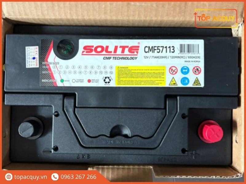 Hộp bình ắc quy Solite DIN 71Ah hiển thị tem thông số kỹ thuật, quai cầm gấp gọn và mắt thần theo dõi điện áp