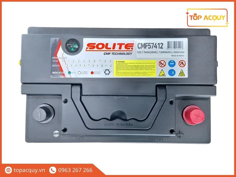 Bố cục mặt nắp bình ắc quy Solite CMF57412 tích hợp mắt thần hiển thị tình trạng điện năng và tay xách gấp gọn