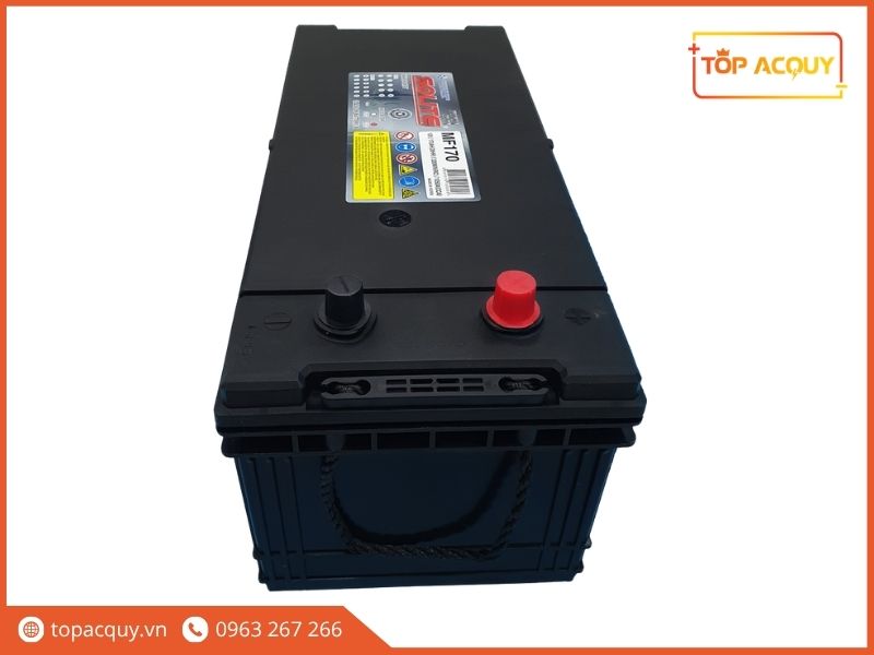 Bề mặt nắp bình ắc quy Solite MF170 12V 170Ah với thiết kế cọc nổi và tem dán cảnh báo kỹ thuật
