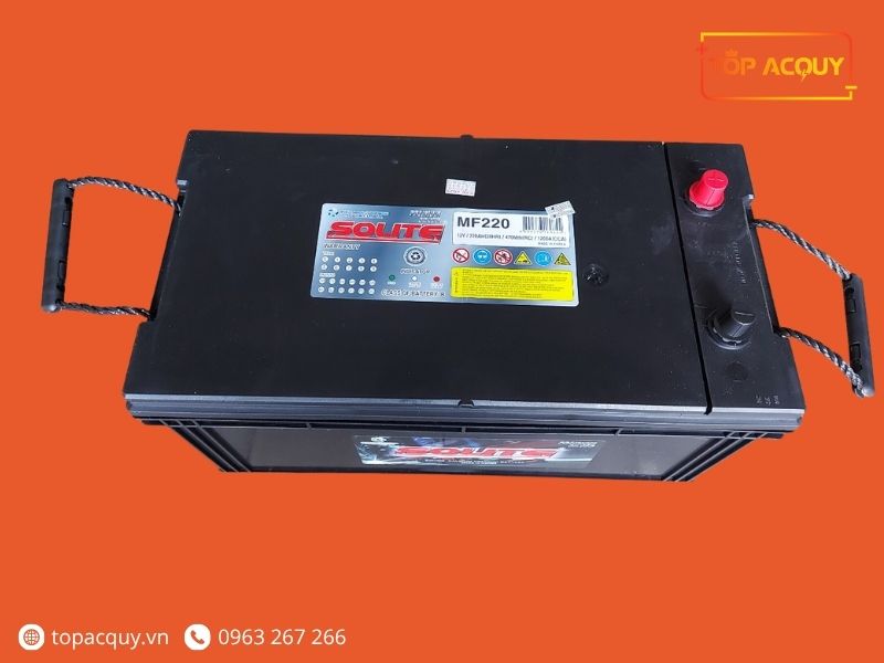 Bề mặt nắp bình ắc quy Solite MF220 12V 220Ah trang bị quai xách nhựa bọc dây dù chắc chắn hỗ trợ bốc xếp