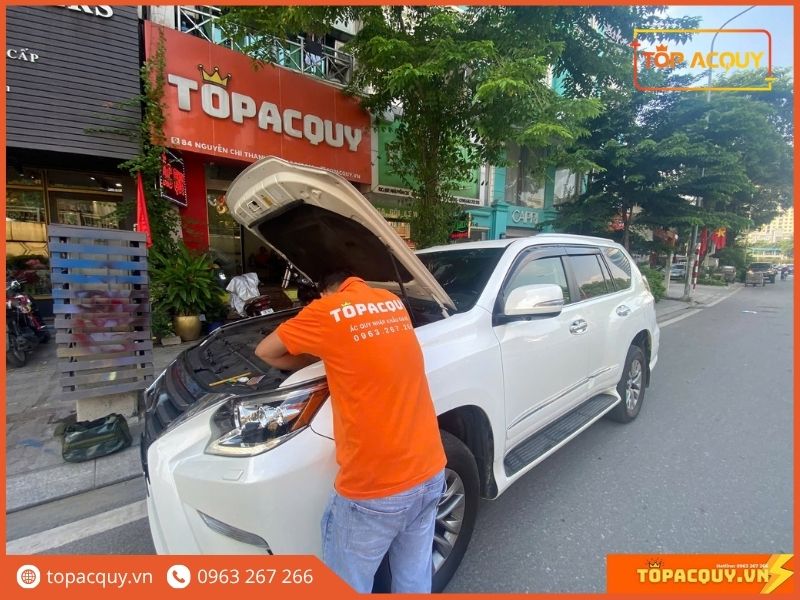 Vị trí ắc quy được gắn cố định chắc chắn trong khoang động cơ