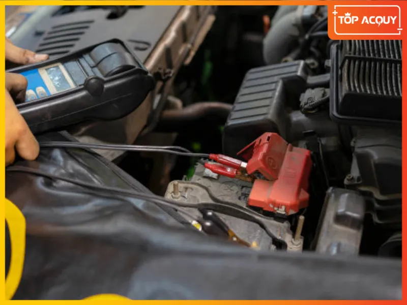 Kỹ thuật viên Topacquy đo lường cẩn thận trước khi cứu hộ ắc quy tại Sóc Sơn