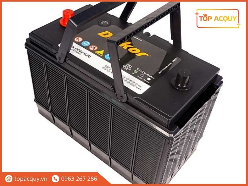 Thiết kế quai xách đôi kép trợ lực và cấu trúc gân sọc chịu va đập trên bình ắc quy Delkor Commercial 1111K (95E41L/R) 12V 100Ah