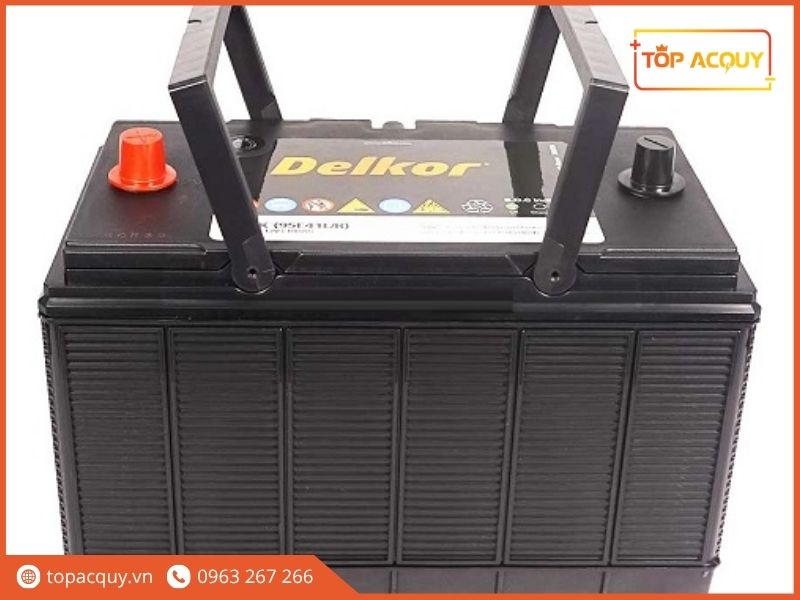 Ắc quy tải nặng Delkor 1111K 100Ah với 2 quai xách dựng đứng tiện lợi cho quá trình vận chuyển lắp đặt