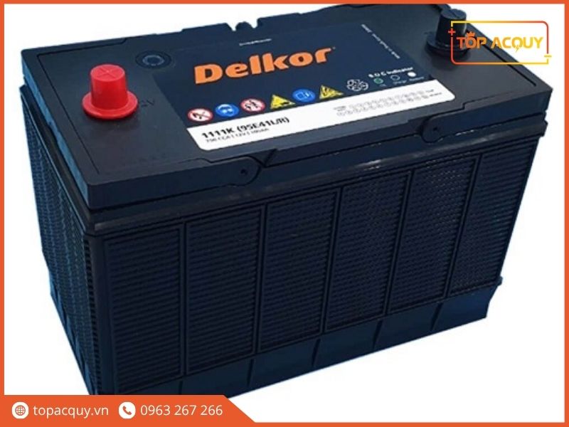 Mặt trên bình ắc quy Delkor Commercial 1111K (95E41L/R) hiển thị chi tiết dòng khởi động 750CCA, mắt thần đo điện áp và nắp bảo vệ cọc dương màu đỏ